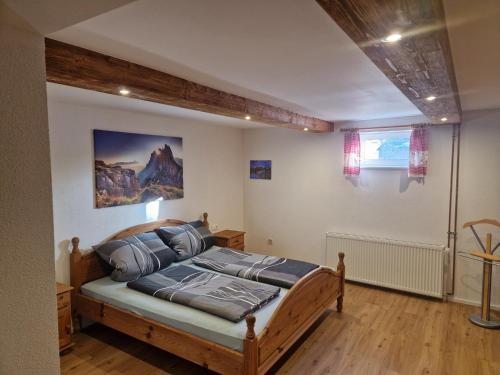 Un dormitorio con una cama grande en una habitación. en Ferienwohnung Sonnenschein, en Ühlingen-Birkendorf