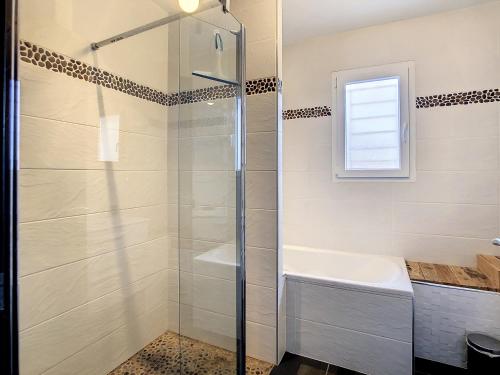 オルネゾンにあるLe point BE - Magnifique villa avec piscine chauffée - de mai à septembre - pour 6 personnesのシャワーと洗面台付きのバスルーム