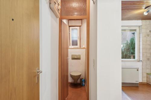 a bathroom with a toilet in a room at GÜNSTIGES Apartmenthaus für Monteure in Waiblingen City Wifi, Smart TV, Parking NEW in Waiblingen