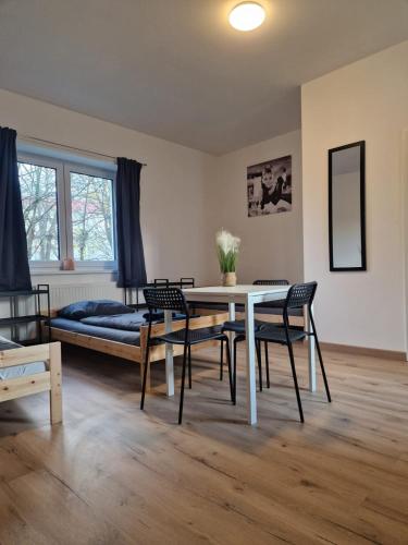 a living room with a table and chairs and a bed at CARDA HAUS "Zimmer für entspannte Gäste - Einfach & Komfortabel" in Laa an der Thaya