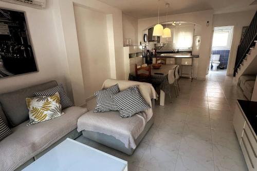 a living room with two couches and a kitchen at AwayDays Casa 14 a 100m de playa in Empuriabrava