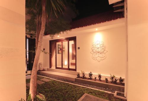 a house with a light on the side of it at Amaya Residence Jimbaran in Jimbaran
