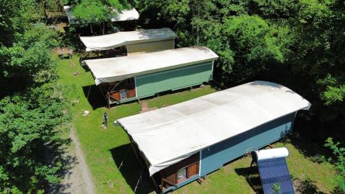 an overhead view of a group of houses with tents at Camping RioRequesa in Campore