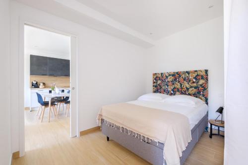 une chambre avec un lit et une salle à manger dans l'établissement LA GRANDE BLEUE, Magnifique T2 climatisé, proche de la mer, à Menton