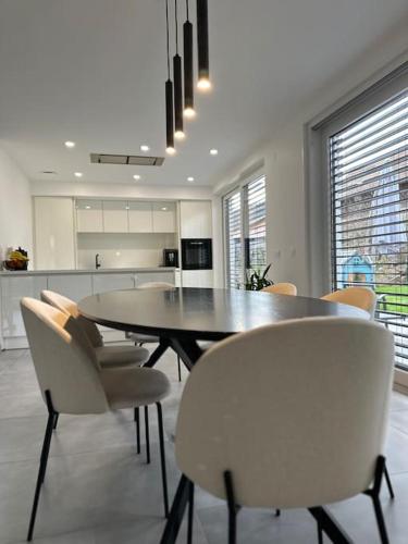 une salle à manger avec une table et des chaises dans l'établissement Maison proche marché de Noel, à Wintzenheim