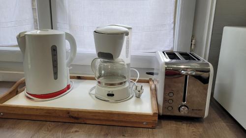 - une cafetière et un mixeur sur un plateau en bois dans l'établissement Joli Studio 1 personne, Avec Terrasse, à Tarbes