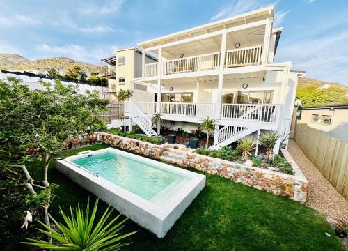 Piscina de la sau aproape de Stroll to Scarborough Beach, Rooibokkie Studio 1