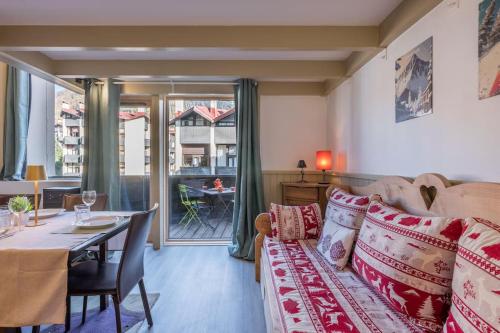 un salon avec un canapé et une table dans l'établissement Ancolie - Beautiful apartment 6-people close to ski lifts - By Cozee Rentals, à Chamonix-Mont-Blanc