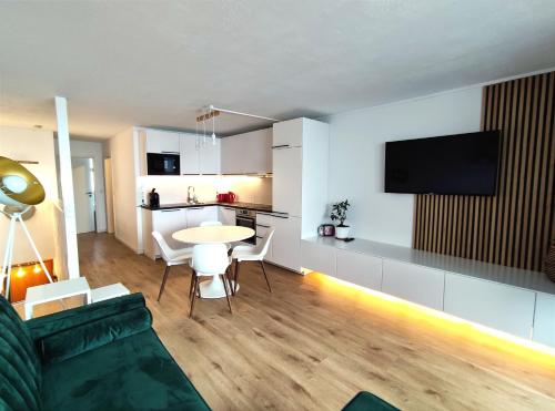 Kuchyň nebo kuchyňský kout v ubytování 2-Zimmer Wohnung, Pools, Sauna und Balkon