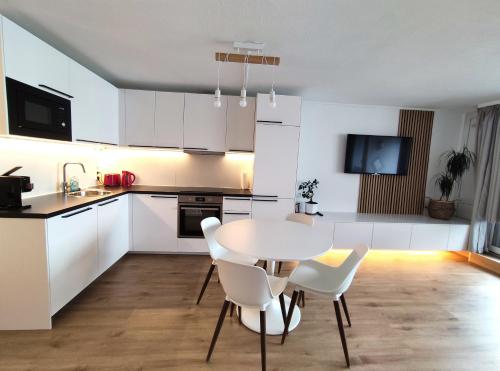 Η κουζίνα ή μικρή κουζίνα στο 2-Zimmer Wohnung, Pools, Sauna und Balkon