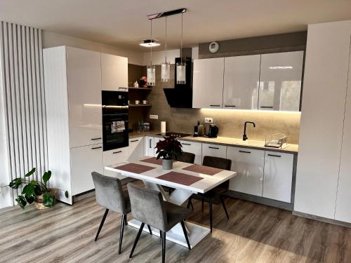 Η κουζίνα ή μικρή κουζίνα στο Large 75 m2 Apartment next to Airport - Free Parking