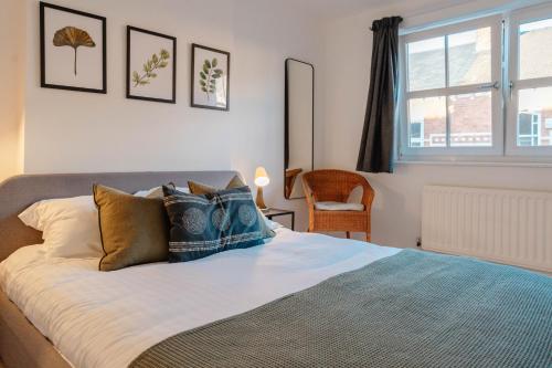 Calm Cosy House with Beautiful Riverside Walk to Centre photo 3