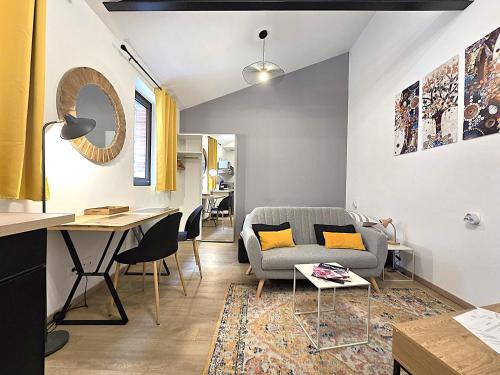 un salon avec un canapé et une table dans l'établissement Sublime Cocon pour deux - 1 lit double - Hypercentre de Montauban - Proche Place Nationale, à Montauban