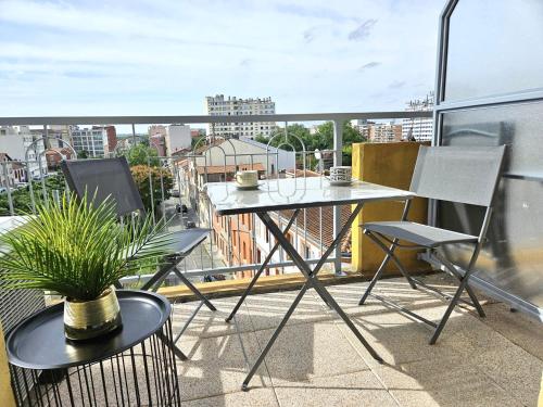 une table et des chaises sur un balcon avec vue dans l'établissement Centre ville - Métro B - Parking sup, à Toulouse