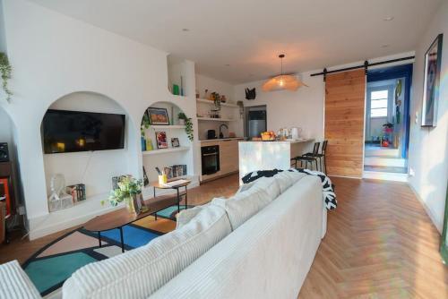 un salon avec un canapé blanc et une cuisine dans l'établissement La Casa del Chic, à Cabestany