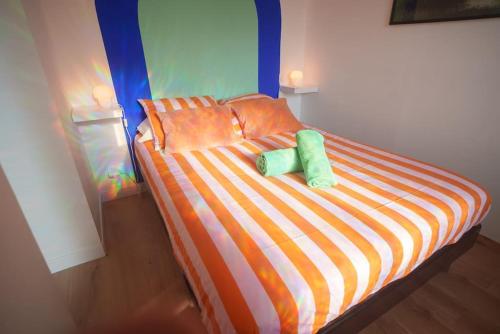 un lit avec un objet vert au-dessus dans l'établissement La Casa del Chic, à Cabestany