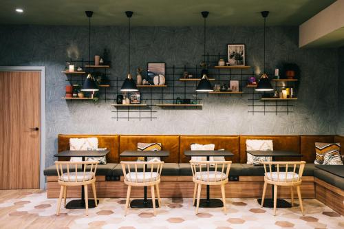 ein Restaurant mit vier Tischen und Stühlen in einem Raum in der Unterkunft Residence Inn by Marriott Strasbourg in Straßburg