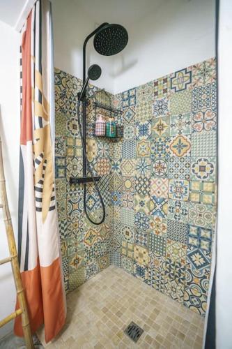 La salle de bains est pourvue d'une douche et d'un mur carrelé. dans l'établissement La Casa del Chic, à Cabestany