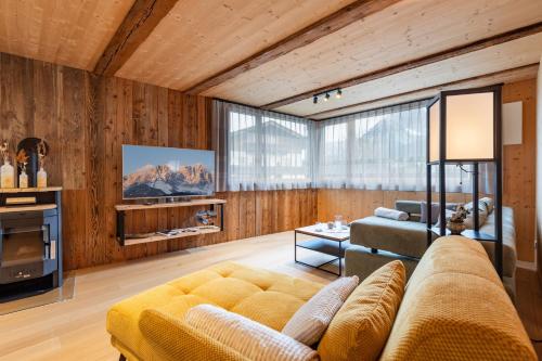 a living room with a couch and a tv at KOASALIFE in Going