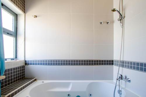 Ένα μπάνιο στο Casa Happiness, swimming pool, fast WiFi, parking