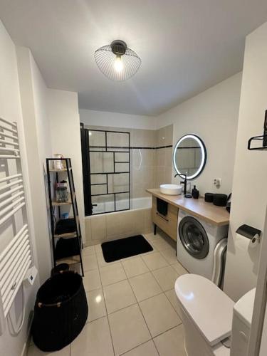 une salle de bain avec une machine à laver et un lavabo dans l'établissement Appartement Disney Val d'Europe, à Chessy