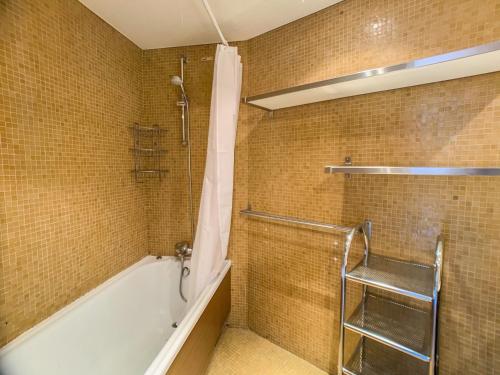 une salle de bain avec douche et baignoire dans l'établissement Studio mezzanine à Tignes Val Claret - Balcon sud, proche pistes et commerces - FR-1-502-516, à Tignes
