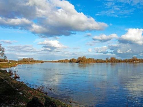 a view of a river under a cloudy sky at Chambres d'hôtes de charme au Pays des Châteaux avec Wi-Fi - FR-1-590-333 in Tavers