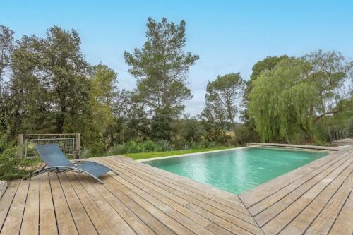 une chaise sur une terrasse à côté de la piscine dans l'établissement Villa Stypa, à Trans-en-Provence