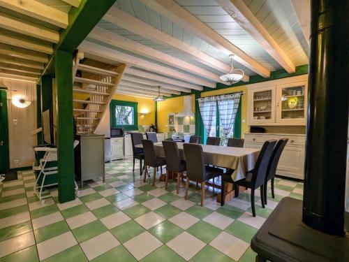 une cuisine et une salle à manger avec une table et des chaises dans l'établissement Chalet cosy avec spa et sauna, animaux admis - FR-1-589-673, à Fresse-sur-Moselle