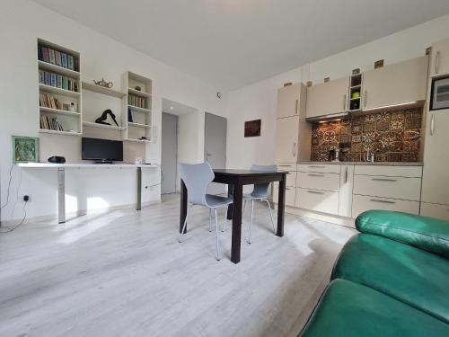 un salon avec une table et un canapé dans l'établissement Charmant T2 lumineux à Nancy, quartier Haussonville - FR-1-584-334, à Nancy