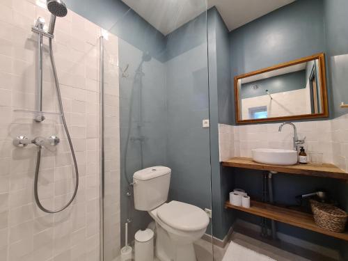 un bagno con doccia, WC e lavandino di Maison de ville conviviale avec jardin proche d'Argenton-sur-Creuse - FR-1-591-628 a Saint-Marcel