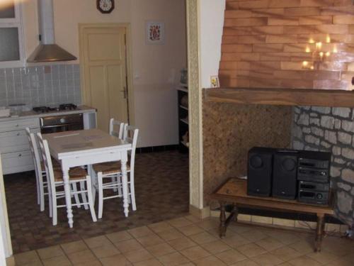 une cuisine avec une table, des chaises et une cuisinière dans l'établissement Studio cosy à Nancy, proche centre, wifi inclus - FR-1-584-333, à Nancy
