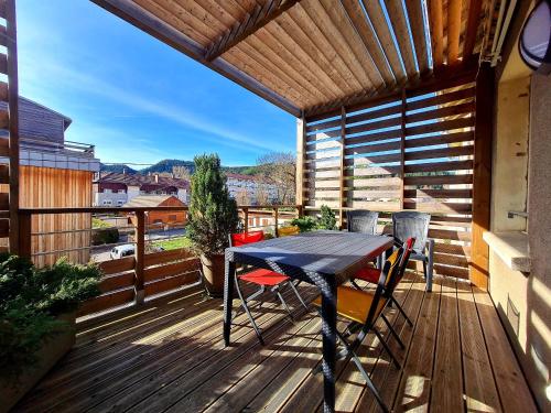 Bel appart au centre avec terrasse et parking - FR-1-589-674