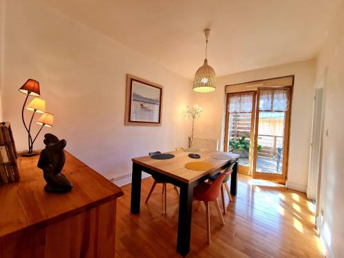 un salon avec une table et un ours en peluche assis sur une table dans l'établissement Bel appart au centre avec terrasse et parking - FR-1-589-674, à Gérardmer