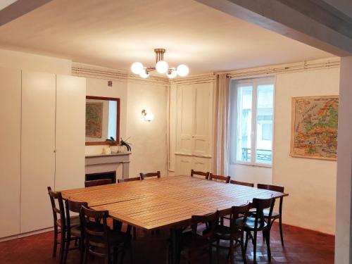une salle à manger avec une table et des chaises en bois dans l'établissement Gîte familial en Berry avec jardin privé et vélos, proche gare - FR-1-591-625, à Saint-Marcel