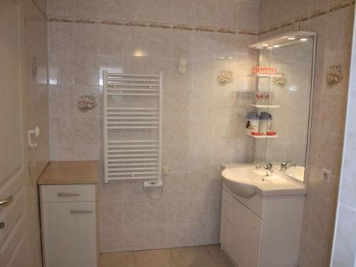 Koupelna v ubytování Gîte confortable près de Gérardmer avec terrasse et accueil chaleureux - FR-1-589-676