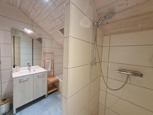 une salle de bain avec une douche et un lavabo et une douche dans l'établissement Appartement lumineux 3 chambres, terrasse, proche commerces et ski, avec WiFi - FR-1-589-677, à Le Thillot