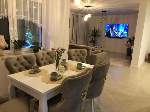 Μια τηλεόραση ή/και κέντρο ψυχαγωγίας στο Apartamenty ARNIKA