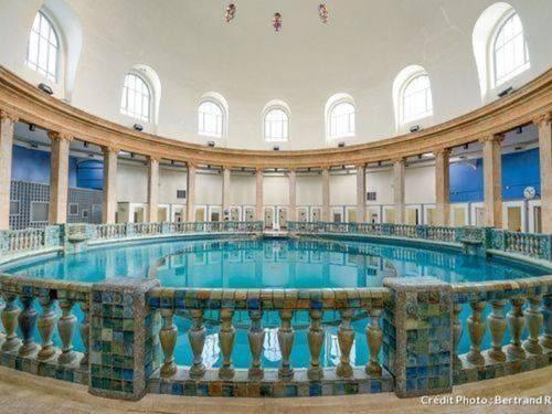 une grande piscine dans un grand bâtiment dans l'établissement Charmant T2 près des Thermes de Nancy avec accueil chaleureux et tout inclus - FR-1-584-339, à Nancy