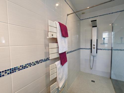 NiherneにあるSéjour en Berry avec piscine intérieure chauffée - FR-1-591-632のバスルーム(シャワー、タオル付)が備わります。