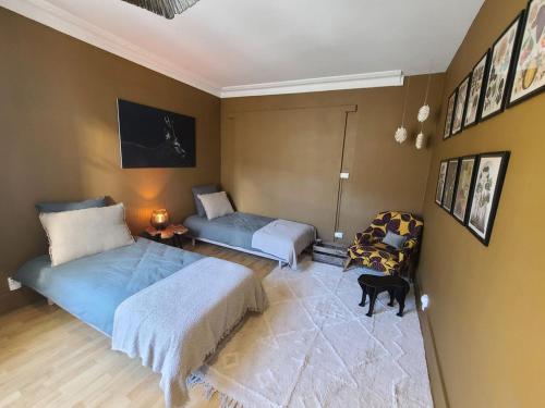 - une chambre avec 2 lits et un chien dans l'établissement Appartement confortable 4 pers à Épinal avec parking privatif - FR-1-589-682, à Épinal