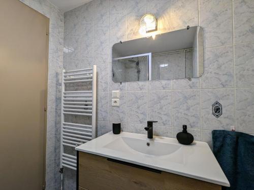 a bathroom with a white sink and a mirror at Appartement chaleureux, 2-4 pers, Vosges, Animaux admis - FR-1-589-685 in Le Syndicat