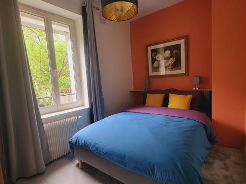 - une chambre avec un lit bleu en face d'une fenêtre dans l'établissement Appartement 3 étoiles avec terrasse privée à Nancy - FR-1-584-344, à Nancy