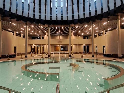 une grande piscine dans un grand bâtiment dans l'établissement Appartement 3 étoiles avec terrasse privée à Nancy - FR-1-584-344, à Nancy