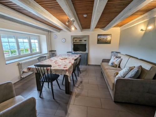 un salon avec une table et un canapé dans l'établissement Gîte Vosges avec Terrasse, Parking, et WIFI - FR-1-589-690, à Plainfaing