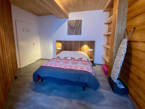 a bedroom with a bed and a wooden ceiling at Appartement moderne à La Bresse, 2 chambres, accès PMR - FR-1-589-687 in La Bresse