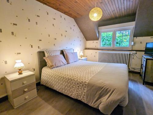 une chambre avec un grand lit et une fenêtre dans l'établissement Gîte Vosges avec Terrasse, Parking, et WIFI - FR-1-589-690, à Plainfaing