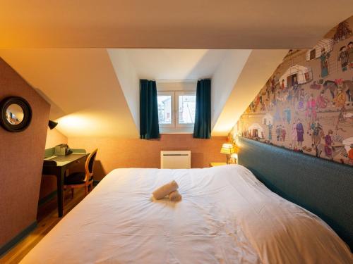 une chambre avec un lit avec un animal en peluche dessus dans l'établissement Retraite élégante à Nancy avec 3 chambres spacieuses - FR-1-584-342, à Nancy