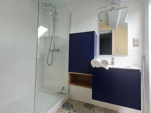 une salle de bain avec un lavabo et une douche dans l'établissement Retraite élégante à Nancy avec 3 chambres spacieuses - FR-1-584-342, à Nancy