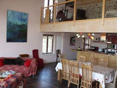 un salon avec un canapé et une table avec des chaises dans l'établissement Gîte spacieux avec jardin, proche Épinal, Wi-Fi - FR-1-589-686, à Pierrepont